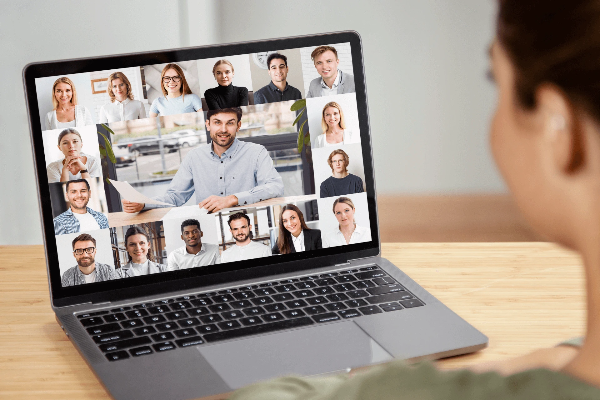 Videochiamata su Teams con schermate condivise, chat laterali e condivisione file visibili